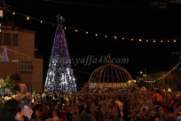 بالفيديو: جموع غفيرة تُشارك في حفل اضاءة شجرة عيد الميلاد في مدينة يافا 